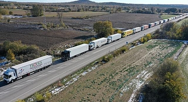 Bulgaristan sınırında yağışlı hava nedeniyle tır kuyruğu uzadı