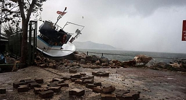 Bursa'da kuvvetli fırtına nedeniyle balıkçı tekneleri alabora oldu