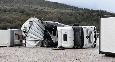 Bursa'da kuvvetli lodos tırları devirdi