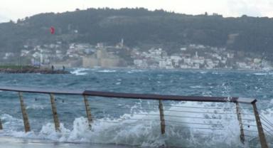 Çanakkale Boğazı'nda fırtına etkili oluyor