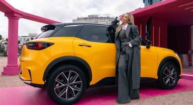 Hadise, Lexus’un Madrid’deki Sıra Dışı Sanat Galerisi’ne renk kattı