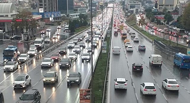 İstanbul'da etkili olan sağanak trafikte aksamalara neden oluyor