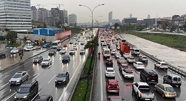 İstanbul'da etkili olan sağanak trafikte aksamalara neden oluyor