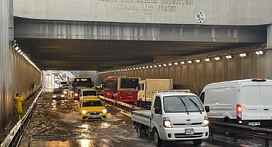 İzmir'de şiddetli sağanak ve fırtına hayatı olumsuz etkiliyor