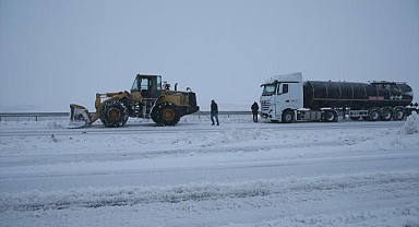 Kars ve Ardahan'da yollarda mahsur kalan 38 araç kurtarıldı