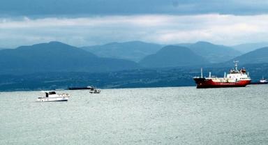 Meteorolojinin fırtına uyarısı üzerine yük gemileri Sinop'un doğal limanına demirledi