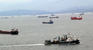 Meteorolojinin fırtına uyarısı üzerine yük gemileri Sinop'un doğal limanına demirledi