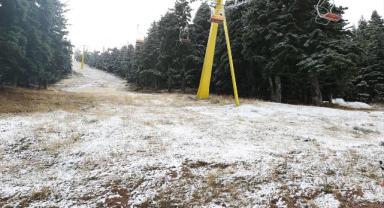 Uludağ'da mevsimin ilk karının düşmesi turizmcilerin beklentisini yükseltti