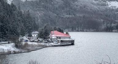 Abant Gölü Milli Parkı, yağan karla beyaza büründü