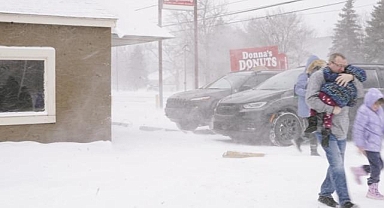ABD'nin iç kuzey bölgelerinde görülen kar ve tipi hayatı olumsuz etkiliyor