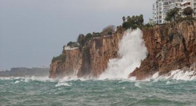 Antalya'da kuvvetli rüzgar ve sağanak etkili oluyor