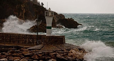 Antalya'da kuvvetli rüzgar ve sağanak etkili oluyor