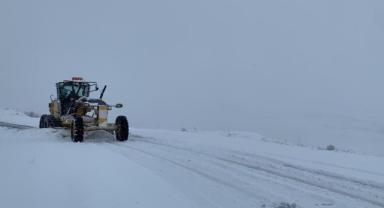 Kar yağışı nedeniyle Bingöl-Erzurum kara yolunda ulaşım kontrollü sağlanıyor