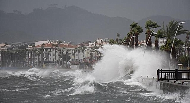 Muğla'da sağanak ve fırtınamsı rüzgar hayatı olumsuz etkiliyor