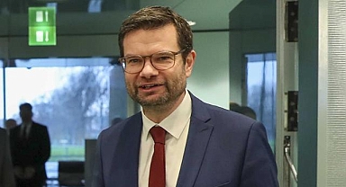 Almanya'da çiftçiler Ekonomi Bakanı Habeck'in feribottan inmesine izin vermedi