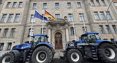 Almanya'da çiftçiler hükümeti protesto etti