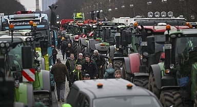 Almanya'da çiftçiler, sübvansiyonların kesilmesini protesto ederek traktörlerle yolları kapattı