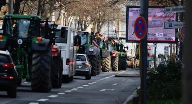 Almanya'da çiftçiler, sübvansiyonların kesilmesini protesto ederek traktörlerle yolları kapattı