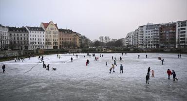 Berlin'de donan süs havuzunun üzerinde buz pateni yaptılar