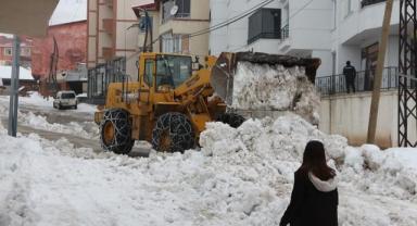 Bingöl Karlıova'da biriken kar ilçe dışına taşınıyor