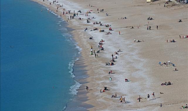 Fethiye'de güneşli hava dolayısıyla sahilde yoğunluk oluştu