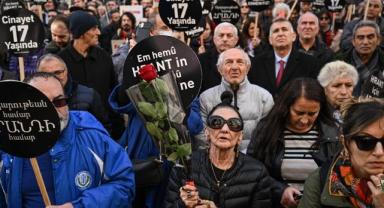 Gazeteci Hrant Dink'e, cinayetin 17. yılında Agos gazetesi önünde anma