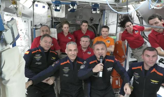 İlk Türk astronot Gezeravcı'nın yer aldığı ekip istasyonda karşılama törenine katıldı (2)