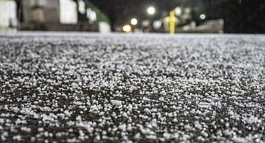 İstanbul'da kar bazı cadde ve sokakları beyaza bürüdü
