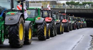 İtalya'da çiftçiler, AB'nin tarım politikalarına karşı traktörleriyle yollara döküldü