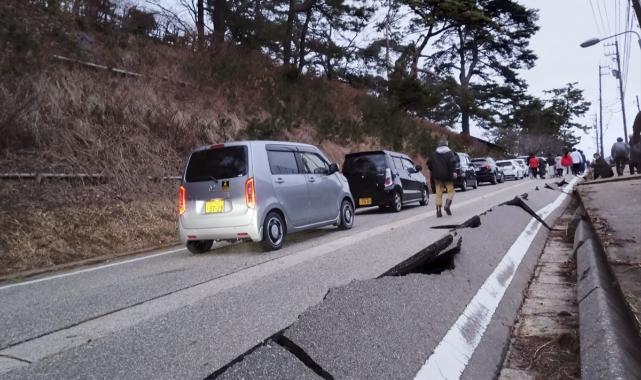 Japonya'nın batısında son 1,5 saatte 5 ila 7,6 büyüklüğünde 9 deprem oldu