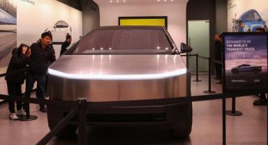 Kanada'da Tesla'nın 'Cybertruck' modeli sergilendi