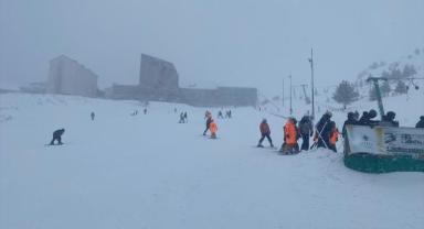Kartalkaya'da kar yağışı etkili oluyor