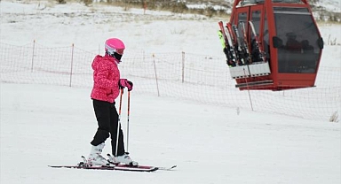 Kayakseverler hafta içi de Erciyes'in pistlerini boş bırakmıyor