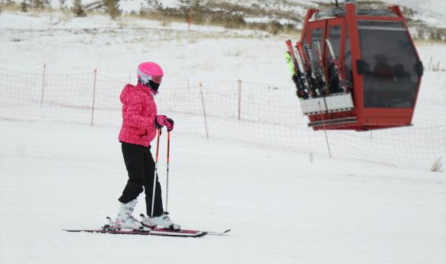 Kayakseverler hafta içi de Erciyes'in pistlerini boş bırakmıyor