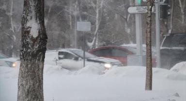 Kazakistan'da şiddetli kar fırtınası nedeniyle ulaşımda aksaklıklar yaşanıyor