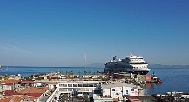 Kuşadası'na deniz yoluyla gelen turist sayısının bu yıl 1 milyona ulaşması bekleniyor