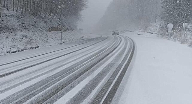 Kütahya'da kar yağışı ulaşımı olumsuz etkiledi