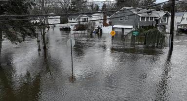 Şiddetli fırtına New Jersey'de nehir kenarındaki yerleşim yerlerini sular altında bıraktı