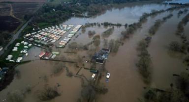 Şiddetli yağışlar İngiltere'de nehirlerin taşmasına neden olarak su baskınlarına yol açtı