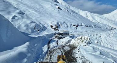 Siirt-Şırnak kara yolu kar nedeniyle ulaşıma kapandı