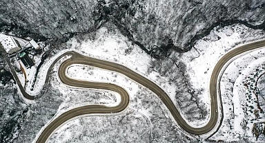 Uludağ'ın yamaçlarındaki kıvrımlı yollar karlı ormanlarla bütünleşti