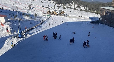 Yeni yıla Kartalkaya'da giren tatilciler, 2024'ün ilk gününü kayak keyfiyle geçirdi