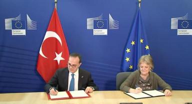 AB'nin Türkiye'ye deprem desteği taahhüdünün 400 milyon avrosu için imzalar atıldı