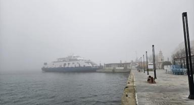 Çanakkale Boğazı sisin etkisini yitirmesiyle gemi geçişlerine açıldı