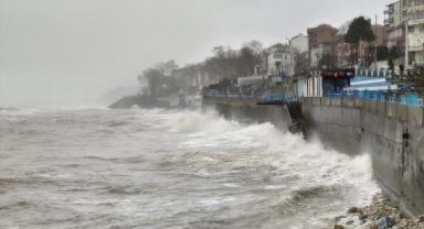 Düzce'de kuvvetli rüzgar nedeniyle dalga boyu 4 metreyi aştı