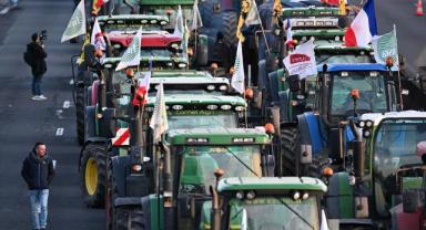 Fransa'da çiftçiler traktörleriyle eylemlerini sürdürüyor