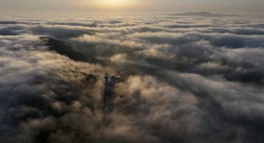 İstanbul'un köprüleri ve gökdelenleri sis bulutu altında kaldı
