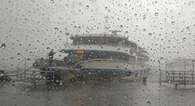 İzmir'de vapur seferleri hava muhalefeti nedeniyle iptal edildi