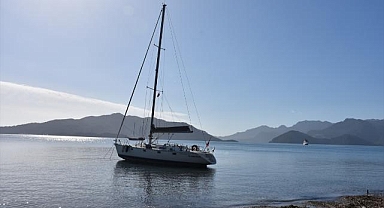Marmaris'te kuvvetli fırtına nedeniyle yelkenli tekne karaya oturdu