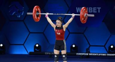 Milli halterci Cansu Bektaş, Avrupa Şampiyonası'nda Türkiye'nin ilk altın madalyasını kazandı
